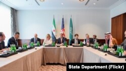 Le secrétaire d'Etat américain John Kerry, aux côté d'Adel al-Jubeir, le ministre des Affaires étrangères de l'Arabie Saoudite, et du chef de l'opposition syrienne Dr. Riyad hijab le 11 février 2016, avant une réunion à trois voies axée sur la Syrie qui précède la Conférence sur la sécurité de Munich.