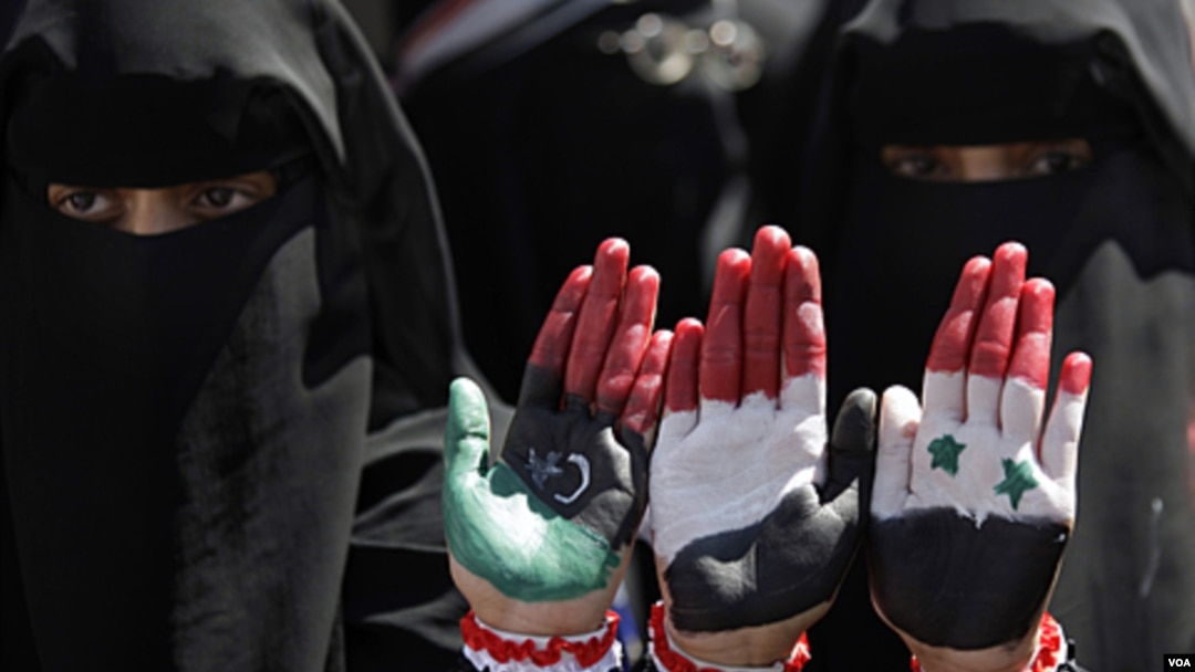 Tiga wanita Yaman ini menyampaikan pesan kepada Presiden mereka untuk segera lengser dengan melukis bendera pro-Gaddafi Libya, Yaman dan Suriah yang kebetulan memiliki kesamaan gejolak politik (23/10)