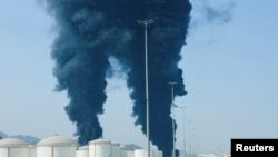 دود ناشی از برخورد بقایای یک پهپاد با پدافند هوایی در منطقه صنعتی فجیره