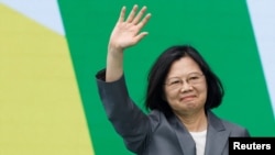 Mantan Presiden Taiwan Tsai Ing-wen melambaikan tangannya dalam acara inagurasi presiden baru Lai Ching-te dan Wakil Presiden Hsiao Bi-khim, di luar gedung kantor kepresidenan di Taipei, pada 20 Mei 2024. (Foto: Reuters/Carlos Garcia Rawlins)