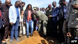 Le président du Liberia, George Weah, donne le coup d'envoi de la construction d'un hopital militaire, près de Morovia, le 26 mars 2018.