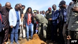 Le président du Liberia, George Weah, donne le coup d'envoi de la construction d'un hôpital militaire, près de Monrovia, le 26 mars 2018.