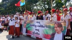 ICJ မှာ တရားရင်ဆိုင်ပြီး မြန်မာနိုင်ငံကို ပြန်လာတဲ့ ဒေါ်အောင်ဆန်းစုကြည်နဲ့ မြန်မာအစိုးရ ကိုယ်စားလှယ်အဖွဲ့ကို နေပြည်တော်မှာ ပြည်သူများက သောင်းသောင်းဖြဖြ ကြိုဆိုမှုမြင်ကွင်း။ (ဓာတ်ပုံ - ဗွီအိုအေမြန်မာပိုင်း၊ ဒီဇင်ဘာ ၁၄၊ ၂၀၁၉)