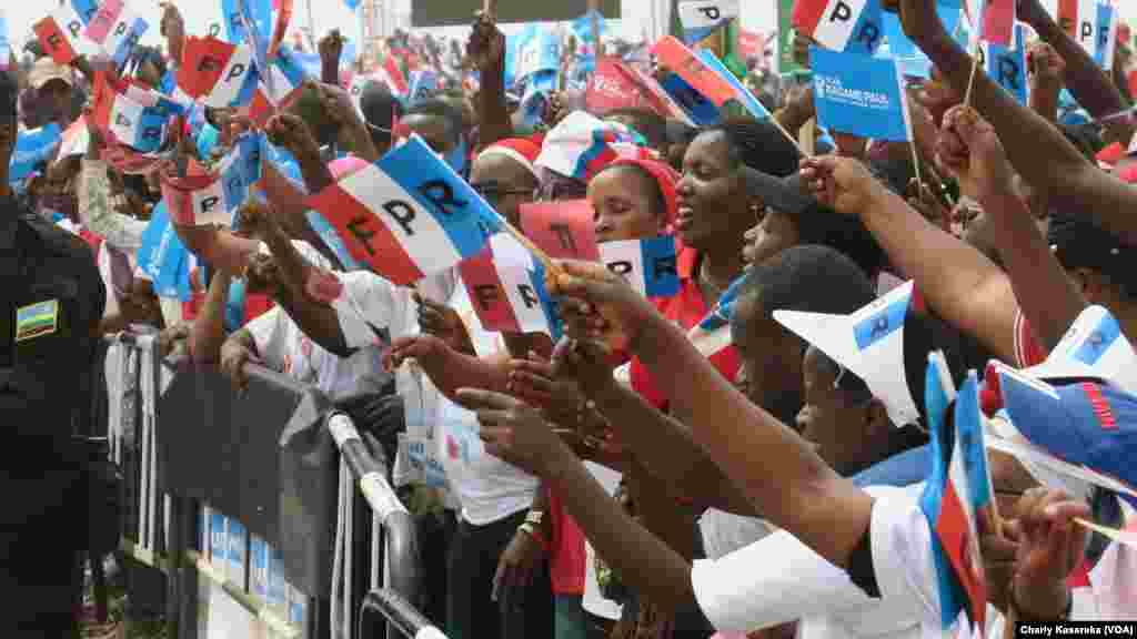 Des militants du président en place à Kigali, Rwanda, le 2 août 2017. (VOA/Charly Kasereka)