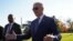 Tổng thống Mỹ Joe Biden nói chuyện với các nhà báo sau khi ông trở về Nhà Trắng sau cuộc khám sức khỏe thể chất tại Trung tâm Y tế Quân đội Quốc gia Walter Reed, Washington, ngày 19 tháng 11, 2021.