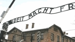 Ba Lan truy tố công dân Thụy Điển tội lấy trộm bảng hiệu Auschwitz