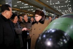 지난 2916년 3월 김정은 북한 국무위원장이 핵무기 연구 부문 과학자, 기술자들을 만나 핵무기 병기화 사업을 지도하는 모습을 조선중앙통신이 보도했다.