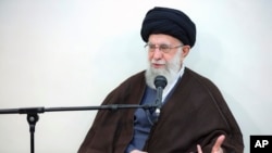 အီရန်ဘာသာရေးခေါင်းဆောင် Ayatollah Ali Khamenei က အီရန်စစ်ဘက်ခေါင်းဆောင်တွေနဲ့ Tehran မြို့မှာတွေ့ဆုံစဥ်။ (ဧပြီလ ၂၁၊ ၂၀၂၄/အေပီ)