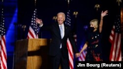 Presiden AS terpilih, Joe Biden, dan istrinya Jill Biden, merayakan kemenangannya di Wilmington, Delaware, Sabtu, 7 November 2020. (Foto: Reuters)