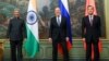 Menlu India S. Jaishankar, Menlu Rusia Sergei Lavrov, dan Menlu China Wang Yi sebelum melakukan pembicaraan (foto: dok).