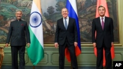 Menlu India S. Jaishankar, Menlu Rusia Sergei Lavrov, dan Menlu China Wang Yi sebelum melakukan pembicaraan (foto: dok).