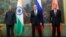Menlu India S. Jaishankar, Menlu Rusia Sergei Lavrov, dan Menlu China Wang Yi sebelum melakukan pembicaraan (foto: dok).