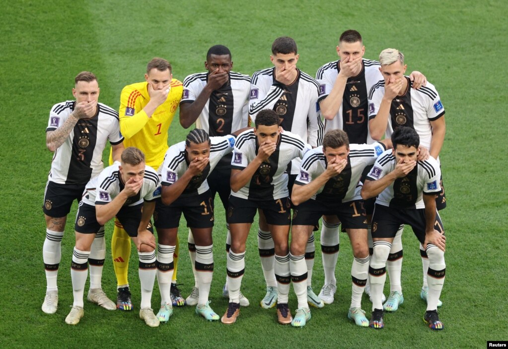 Ante el veto del brazalete "One Love", la selección de Alemania decidió posar con la mano tapando sus bocas, en clara referencia a la censura, antes de comenzar su andadura en la Copa ante Japón, en el estadio Khalifa, de Doha, Qatar, el 23 de noviembre de 2022.