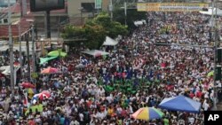 Pilgrims gather before the start of the beatification ceremony for Roman Catholic Archbishop Oscar Romero in San Salvador, Salvador, May 23, 2015. 