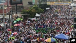 Peziarah berkumpul sebelum upacara beatifikasi untuk mendiang Uskup Agung Oscar Romero di San Salvador, El Salvador, Sabtu, 23 Mei 2015. 