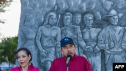 El presidente nicaragüense Daniel Ortega y la vicepresidenta Rosario Murillo asistieron a la ceremonia de aniversario del nacimiento del líder sandinista Carlos Fonseca Amador en la Plaza de la Revolución de Managua el 23 de junio de 2021.
