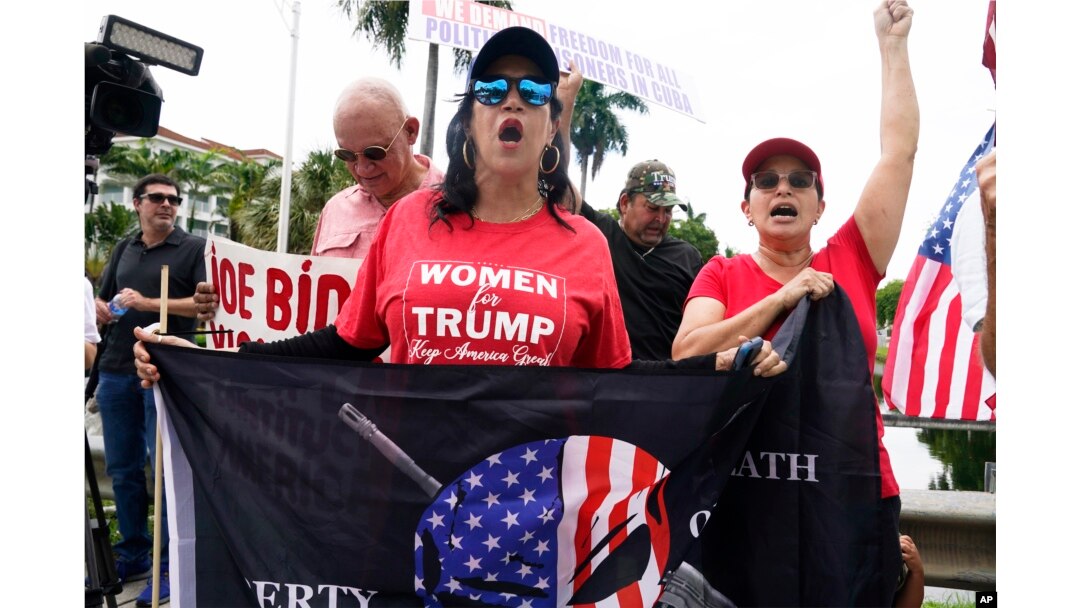Pristalice bivšeg predsjednika Donalda Trumpa okupljaju se u njegovom odmaralištu Trump National Doral, ponedjeljak, 12. juna 2023. u Doralu, Florida.