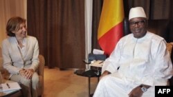 La ministre française de la Défense, Florence Parly (à gauche), rencontre le président malien, Ibrahim Boubacar Keita, au palais présidentiel de Bamako, le 1er août 2017.