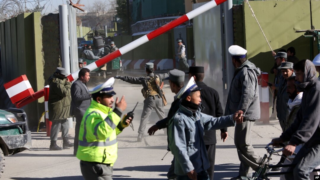 Polisi Afghanistan memeriksa lokasi serangan bom bunuh diri di Kabul (9/11).