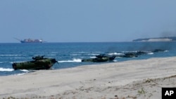 Các xe đổ bộ chở lính Mỹ và Philippine tham gia tập trận chung "Balikatan 2019" hồi tháng 4/2019 ở tỉnh Zambales, Philippines.