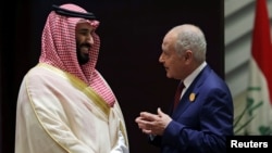 Putra mahkota Saudi Arabia Mohammed bin Salman berbicara dengan Sekjen Liga Arab Ahmed Aboul Gheit, sebelum dimulainya KTT di Dhahran, Minggu (15/4). 