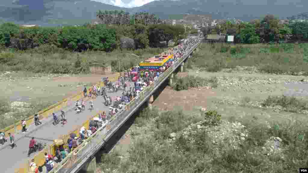 Cerca de 40 mil venezolanos cruzan todos los días los puentes fronterizos con Colombia en busca de alimentos o algún servicio médico.