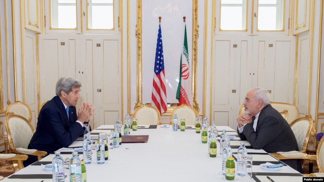 Menteri Luar Negeri AS John Kerry duduk berhadapan dengan Menteri Luar Negeri Iran Javad Zarif para 30 Juni 2015, di Vienna, Austria, sebelum pertemuan tatap muka di tengah negosiasi tentang program nuklir Iran. (Foto: Deplu AS)