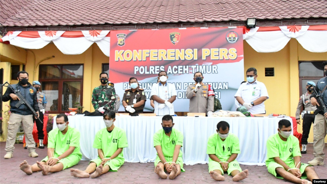 Lima tersangka kasus perdagangan satwa dilindungi saat dipaparkan di Polres Aceh Timur, Kamis 19 Agustus 2021. (Courtesy: Humas Polres Aceh Timur)