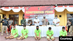 Lima tersangka kasus perdagangan satwa dilindungi saat dipaparkan di Polres Aceh Timur, Kamis 19 Agustus 2021. (Courtesy: Humas Polres Aceh Timur)