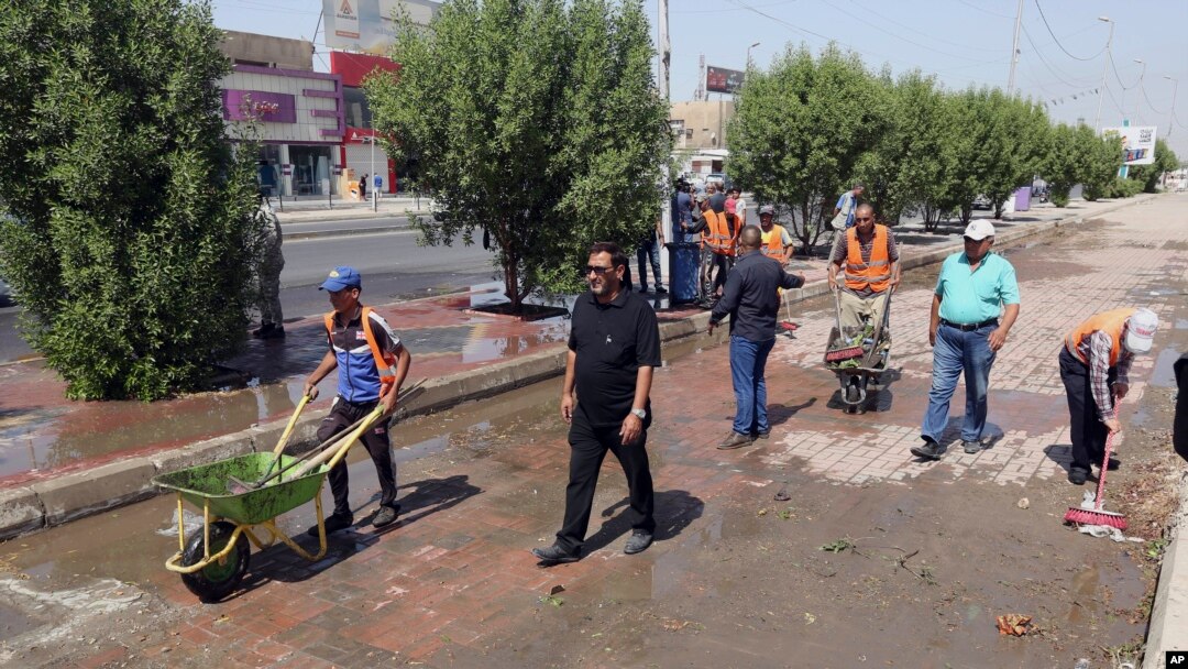 Petugas membersihkan lokasi ledakan bunuh diri di Baghdad, Irak, Minggu, 25 September 2016.