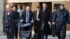 Harvey Weinstein quittant le palais de justice lors des délibérations du jury, 21 février 2020, New York. (Photo AP/ Mary Altaffer)