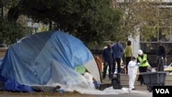 Petugas meninjau dan membersihkan Frank Ogawa Plaza (14/11) Oakland, California dari tenda-tenda para pengunjuk rasa Occupy Oakland.