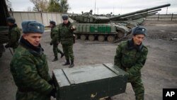 Pemberontak yang didukung Rusia mengeluarkan mortar berukuran 120 milimeter dari truk di dekat Luhansk, Ukraina Timur, 15 Oktober 2015 (Foto: dok). 