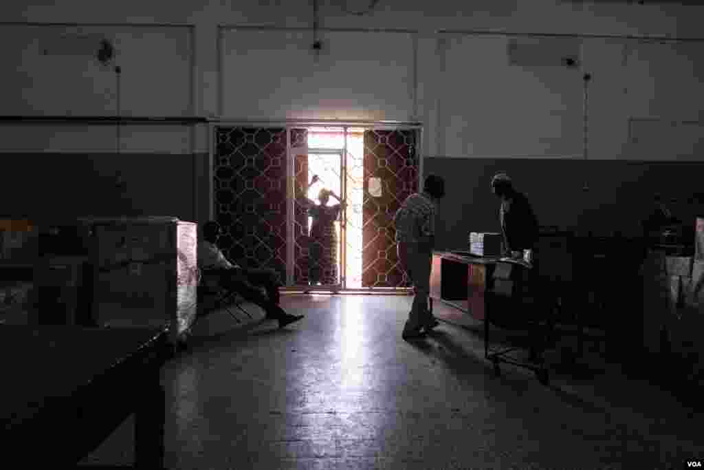 Workers are seen at the National Printing Press in Bissau, Guinea-Bissau, Dec. 19, 2017. (R. Shyrock/VOA)