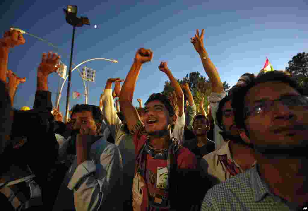 Supporters of fiery cleric Tahir-ul-Qadri chant slogans during a protest near the prime minister&#39;s home in Islamabad, Sept. 2, 2014.