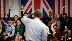 Presiden AS Barack Obama menjawab pertanyaan dalam audiensi dengan peserta program Young Leaders UK di Lindley Hall, London (23/4). (AP/Matt Dunham)