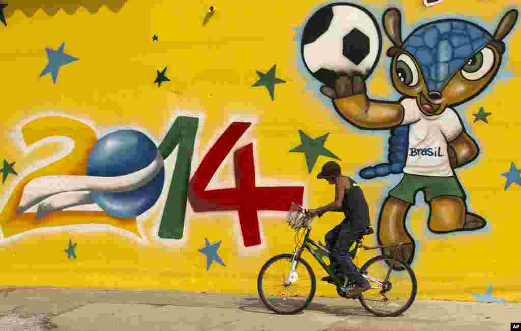 Um mural alusivo ao Mundial de Futebol com a mascote &quot;Fuleco&quot; em São Paulo, Brasil