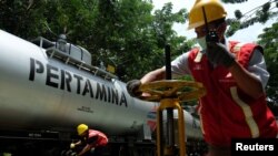 Para pekerja PT Pertamina Persero melakukan bongkar muat BBM di terminal BBM Pematang Siantar, Sumatra Utara, 6 Oktober 2016. (Foto: Antara via Reuters)