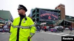 Polisi di Boston, AS, mengatur lalu lintas jalan dan pejalan kaki.