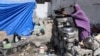 رفح میں ایک بے گھر خاتون اپنے خیمے سے باہر برتن دھو رہی ہے۔ غزہ کی نصف سے زیادہ آبادی رمضان کے روزے بے گھری اور بے سروسامانی کی کیفیت میں رکھ رہی ہے۔ 5 اپریل 2024