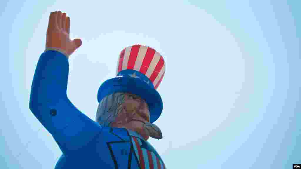 Uncle Sam parades through downtown Washington D.C. on Independence Day. (Alison Klein/VOA)