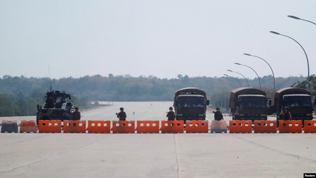 Soldados birmanos bloquean la carretera que conduce al Congreso en Naipyidó.