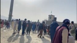 Toma de pantalla muestra una multitud en el aeropuerto de Kabul, Afganistán, el 18 de agosto de 2021. Imagen de Asvaka News divulgada por Reuters.