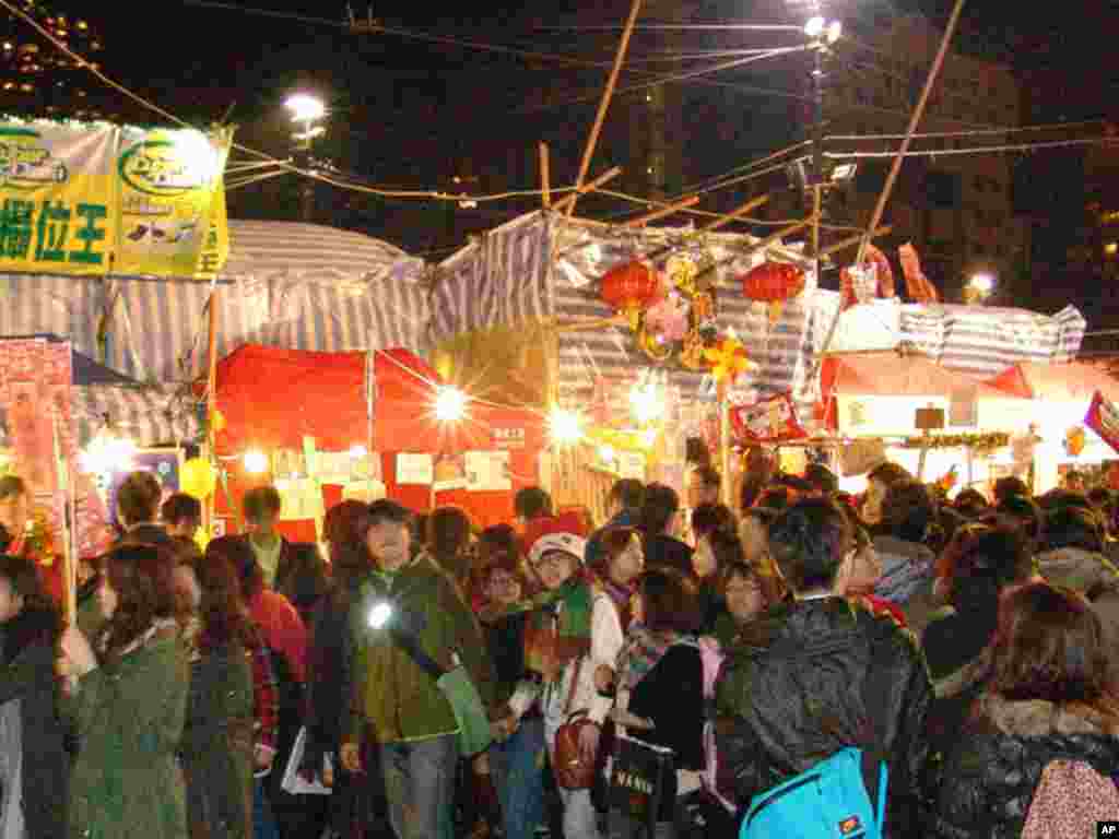 年三十维园年宵会人潮汹涌