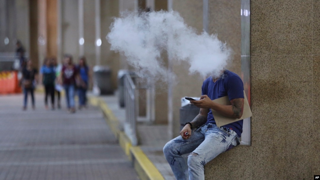 A Filipino uses an electronic cigarette outside a mall in Manila, Oct. 11, 2016.