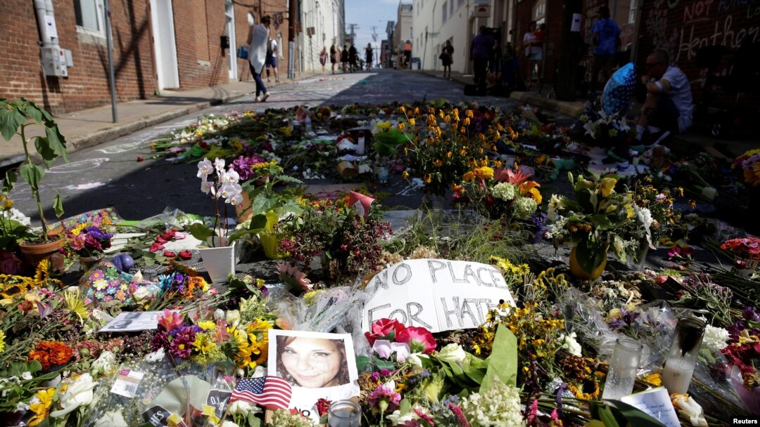Hoa, trên con đường nơi cô Heather Heyer thiệt mạng do chiếc xe của một người được cho là thuộc nhóm cực hữu đâm vào.
