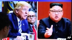 Seorang pria menonton televisi yang membahas rencana pertemuan Presiden AS Donald Trump dan Kim Jong Un, di layar monitor di stasiun kereta api Seoul, Korea Selatan (24/5).