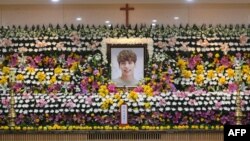 Potret Kim Jong-Hyun, vokalis band K-pop terkenal di Korea Selatan, SHINee, dipasang di altar duka di sebuah rumah sakit di Seoul.