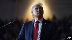 Calon presiden dari Partai Republik, mantan Presiden Donald Trump, menyaksikan layar video di acara kampanye di Salem Civic Center, Sabtu, 2 November 2024, di Salem, Virginia. (Foto: Evan Vucci/AP)