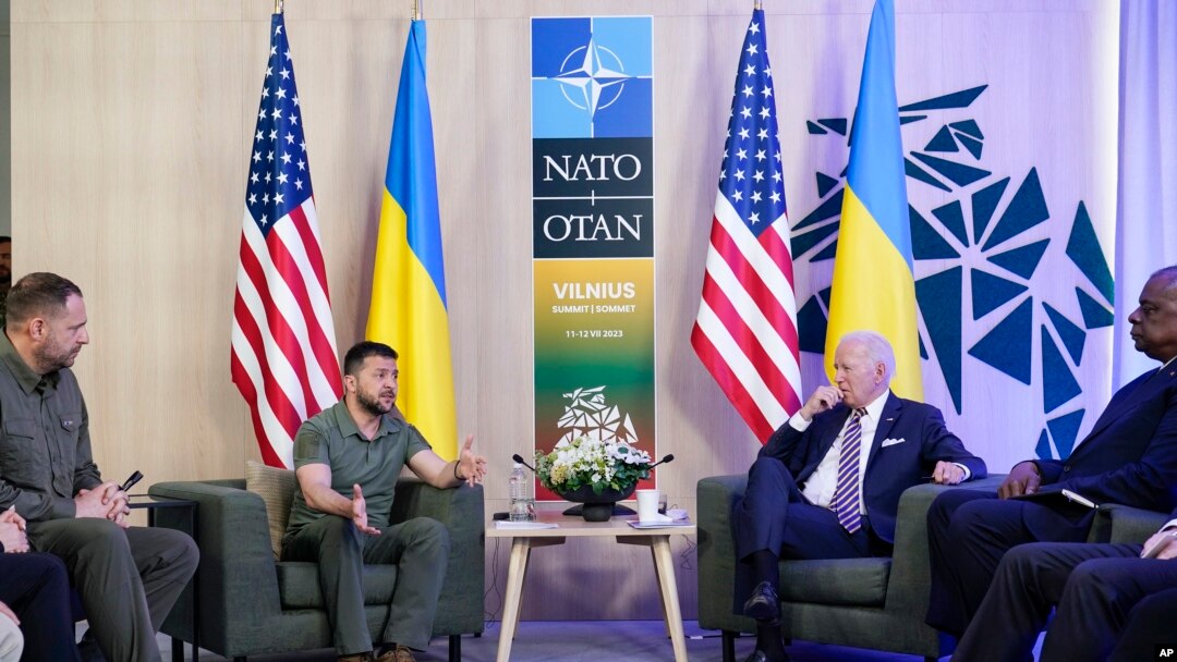 Руководитель офиса президента Украины Андрей Ермак, президент Украины Владимир Зеленский, президент США Джо Байден и глава Пентагона Ллойд Остин во время встречи на полях саммита НАТО в Вильнюсе,
12 июля 2023 г. 
